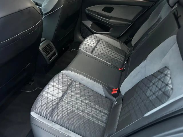 Volkswagen Golf 1.5 eTSI DSG R-Line