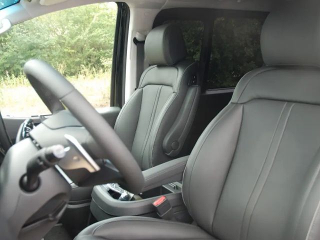 Hyundai Staria Signature