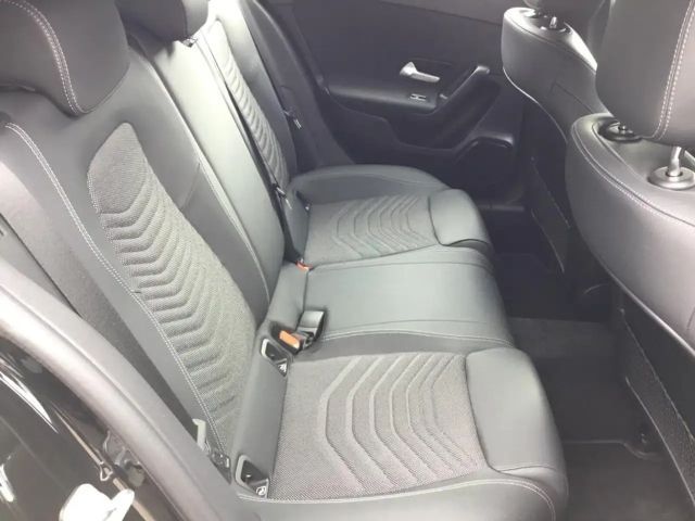 Mercedes-Benz A 180 KAM PDC SpurH Navi AUT LM KlimaA FLA LED