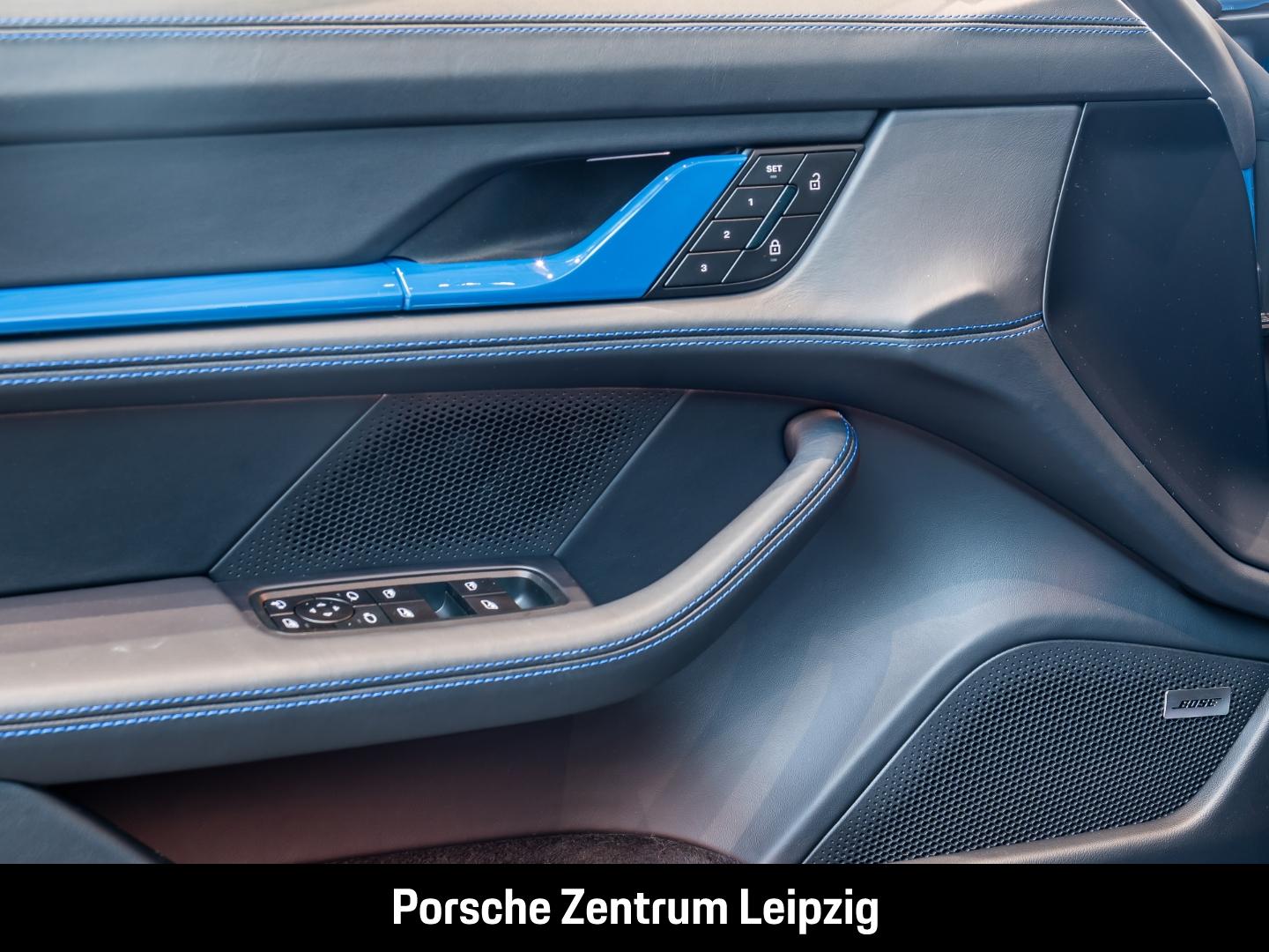 Porsche Taycan Black Edition Sport Turismo