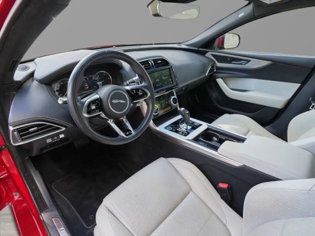 Jaguar XE D200 R-Dynamic S