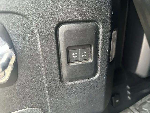 Land Rover Defender 110 D250 Dynamic SE