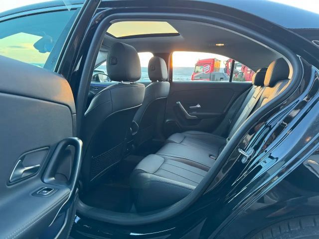 Mercedes-Benz A 180 Pano+Ambiente+MBUX+Keyless+Leder+AMG18`