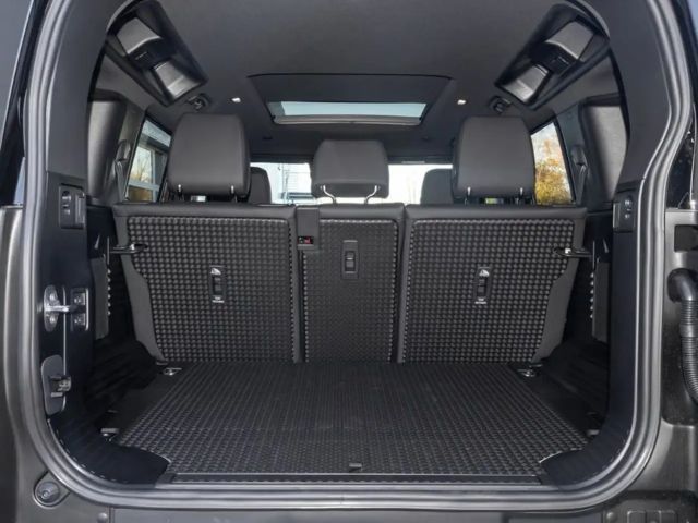 Land Rover Defender 110 D300 Dynamic SE