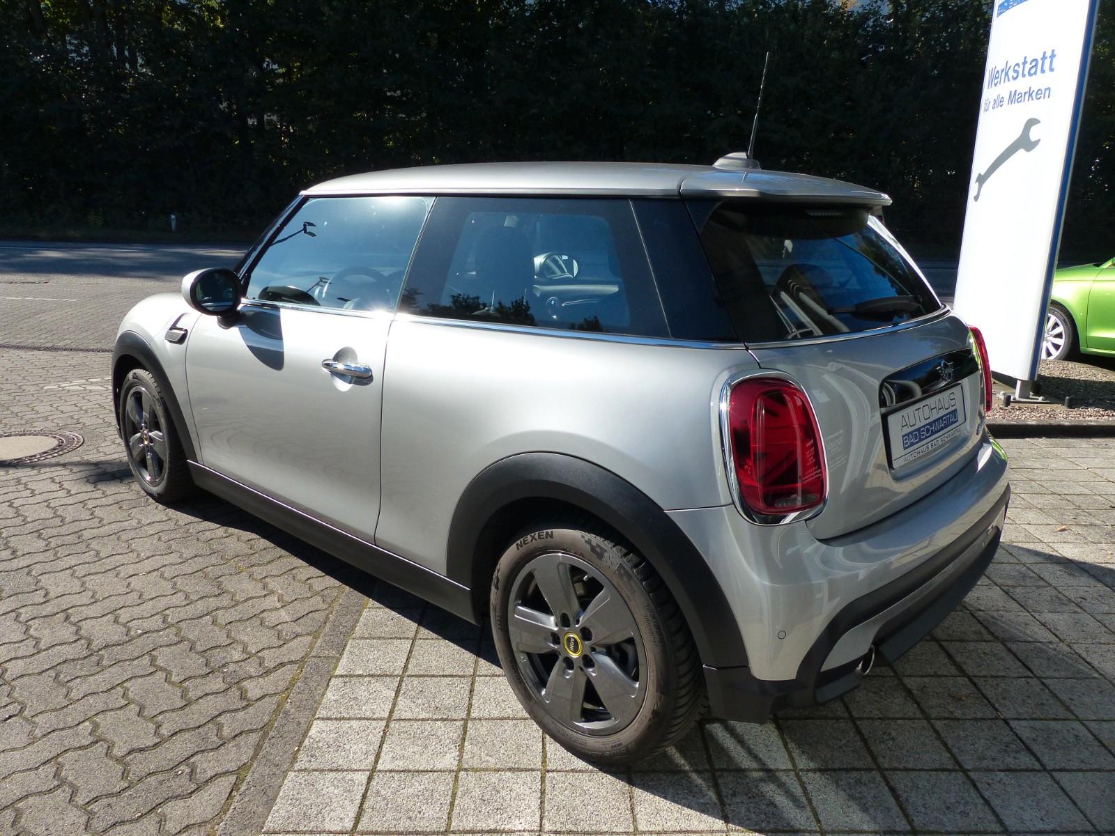 MINI Cooper "Essential Trim", Apple CarPlay, Tempomat