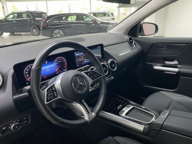 Mercedes-Benz GLA 180 LED+AHK+KAMERA+EASY-PACK+SITZHZG+NAVI