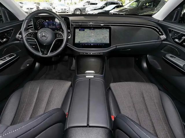 Mercedes-Benz E 200 Sedan