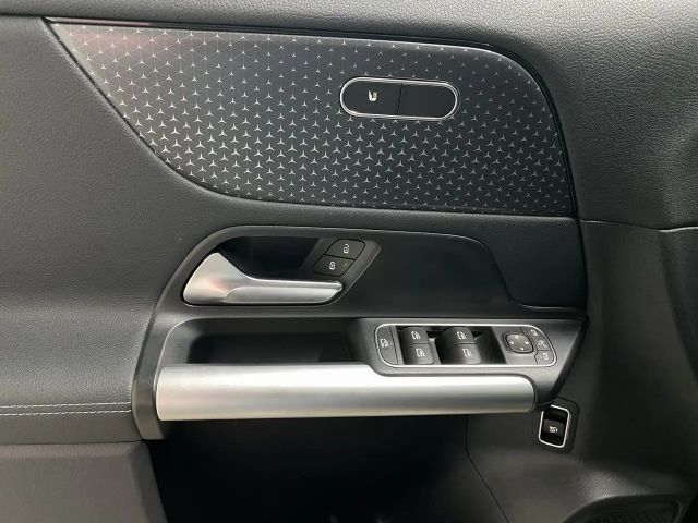 Mercedes-Benz GLA 180 LED+AHK+KAMERA+EASY-PACK+SITZHZG+NAVI