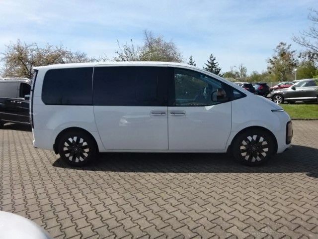 Hyundai Staria Signature