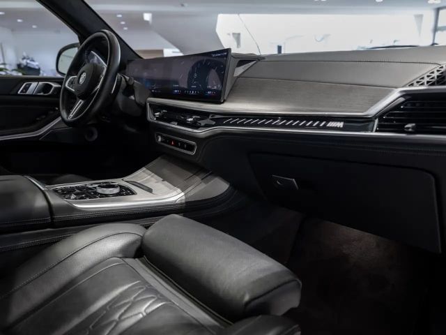 BMW X7 M 60i FACEL. PANO AHK HUD 360° LED STANDHZ