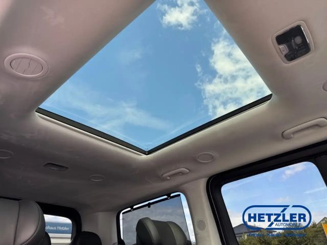 Hyundai Staria Signature