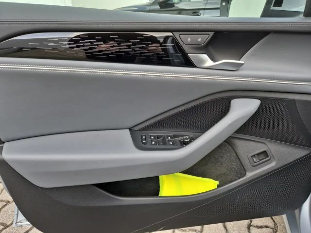 Volkswagen Passat VOLL MatrixLED Standhzg AHK Pano Leder HUD ACC ...