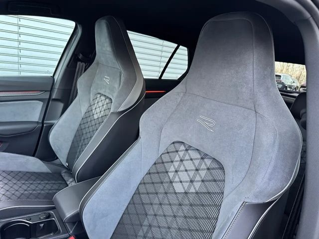 Volkswagen Golf 1.5 eTSI DSG Golf VIII R-Line