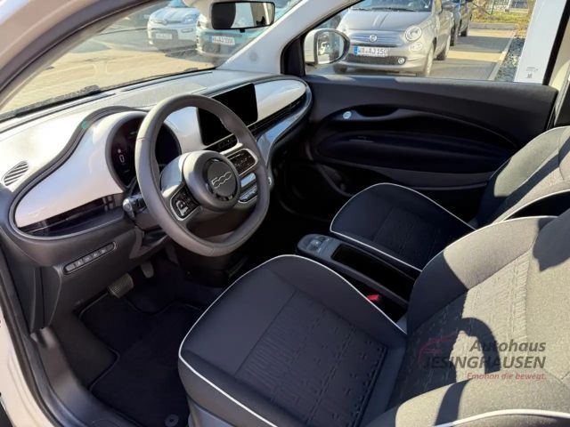 Fiat 500e +Klimaaut.+Tempomat+Spurhalte.+Schildererkennung