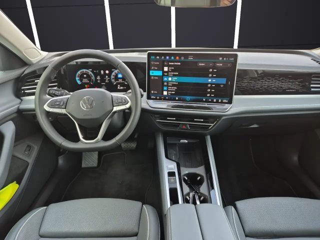 Volkswagen Passat VOLL MatrixLED Standhzg AHK Pano Leder HUD ACC ...