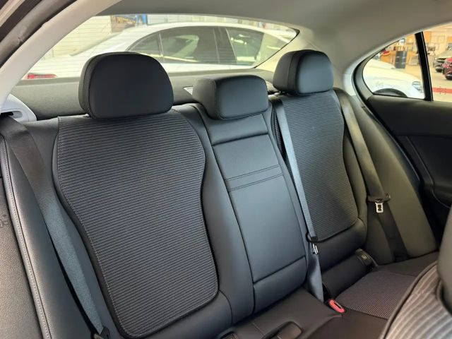 Mercedes-Benz C 180 AVANTGARDE Sedan