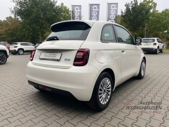 Fiat 500e Digitales Cockpit Apple CarPlay Android Auto Klima