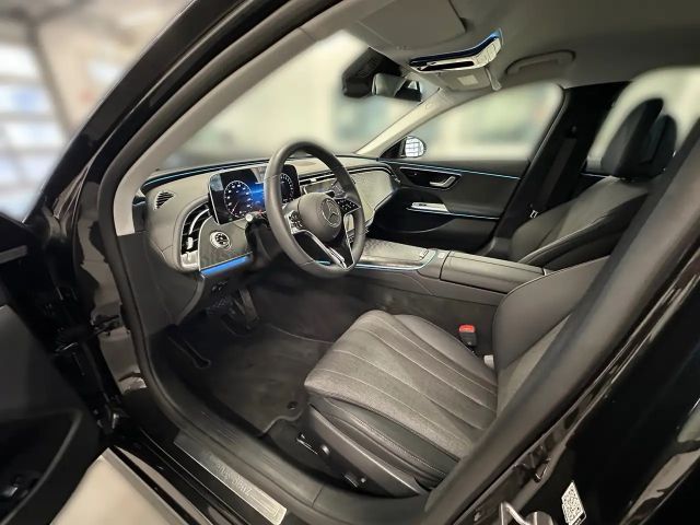 Mercedes-Benz E 300 E 300 e Sedan