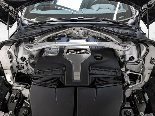 Aston Martin DBX Magnetic Silver Onyx Black