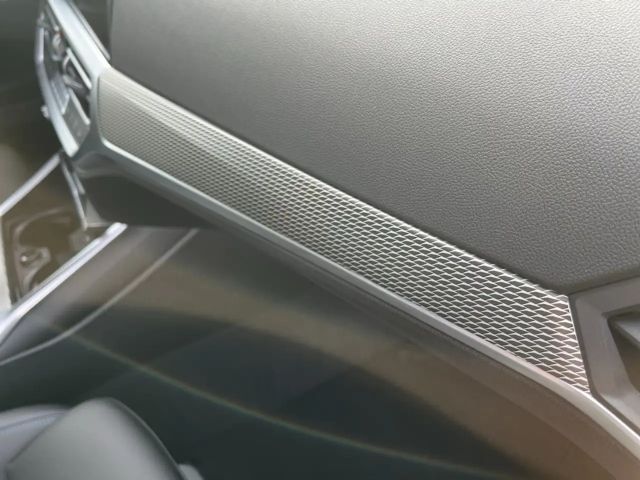 BMW 318 318i M-Sport Sedan