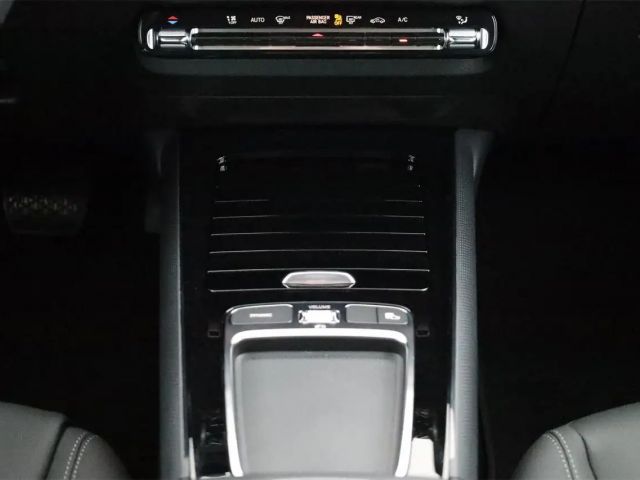 Mercedes-Benz GLA 180 Fernlichtass. Kamera