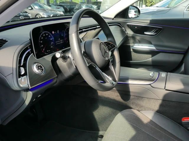 Mercedes-Benz E 200 AVANTGARDE Sedan