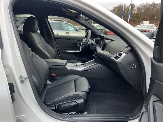 BMW 320 320i M-Sport Sedan