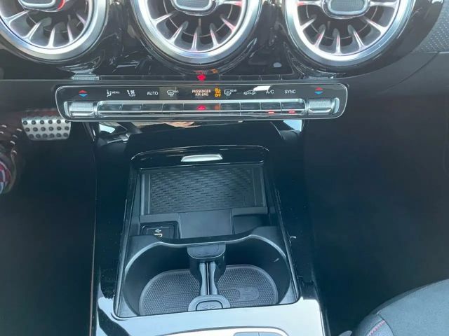 Mercedes-Benz A 180 AMG Line Premium