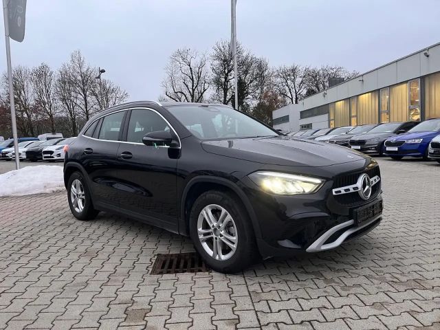 Mercedes-Benz GLA 180 *LED Navi Sitzh. Rückfahrkamera DAB*
