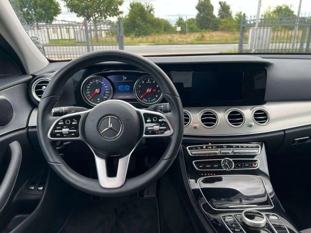 Mercedes-Benz E 300 E 300 e Sedan