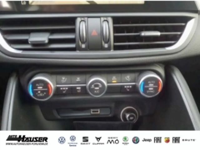 Alfa Romeo Giulia AT8 Q4 Turbo