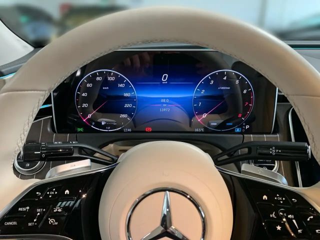 Mercedes-Benz E 200 4MATIC EXCLUSIVE Sedan