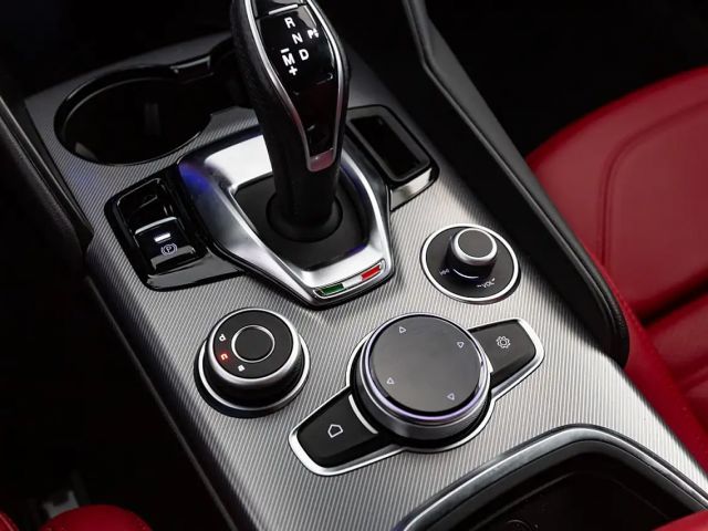 Alfa Romeo Giulia AT8 AWD Q4 Veloce