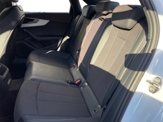 Audi A4 40 TFSI Quattro S-Line S-Tronic Sedan