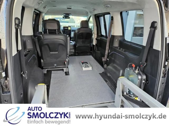 Hyundai Staria Signature