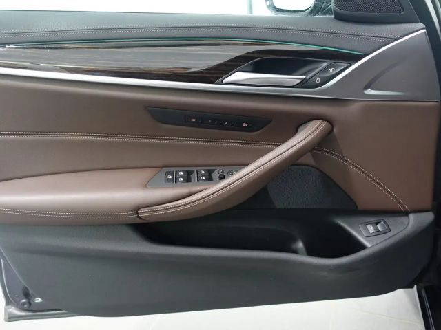 BMW 520 520d Luxury Line Sedan xDrive