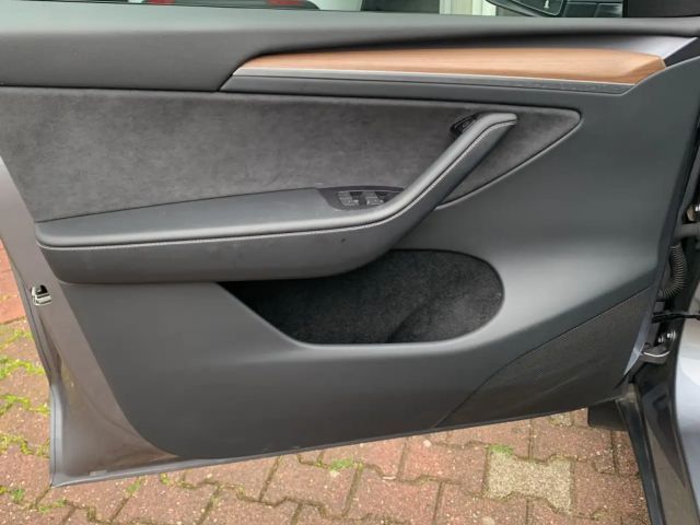 Tesla Model Y AWD Long Range