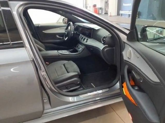 Mercedes-Benz E 220 AMG Line E 220 d Sedan