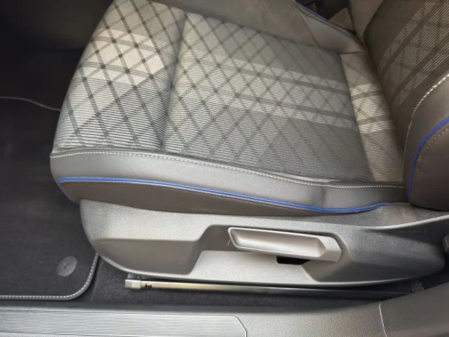 Volkswagen Golf 1.5 eTSI DSG R-Line