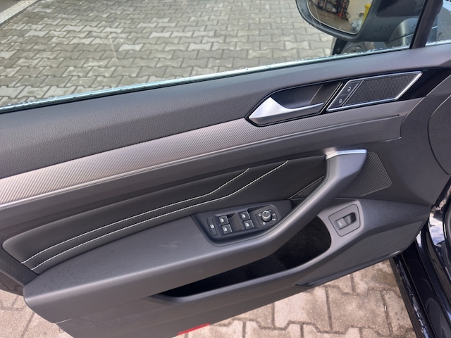 Volkswagen Passat Elegance R-Line