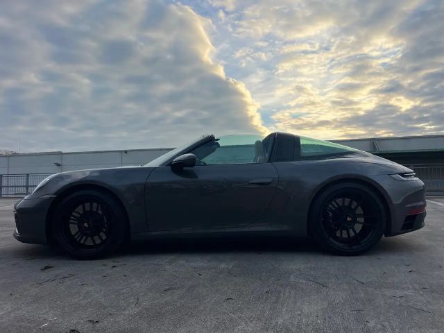 Porsche 911 4 Coupé GTS Targa