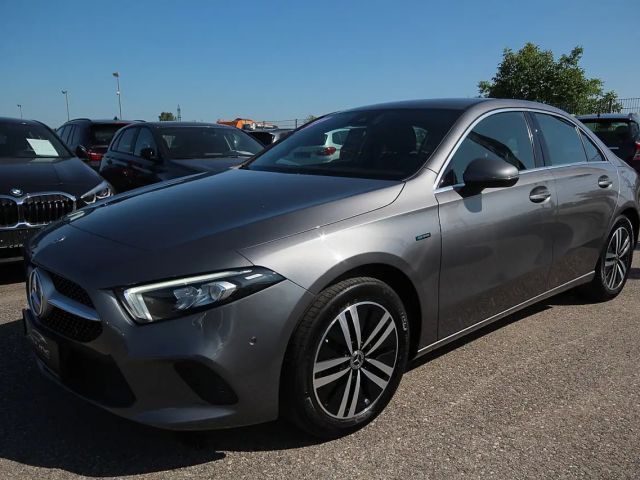 Mercedes-Benz A 250 A 250 e