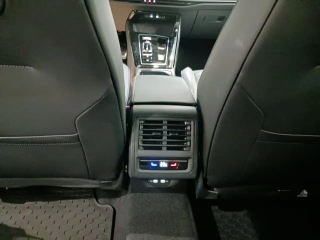 Volkswagen Golf 1.5 eTSI R-Line Variant