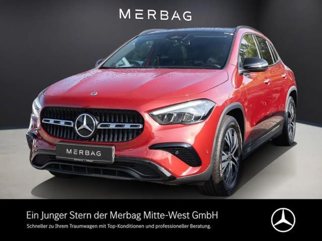 Mercedes-Benz GLA 180 Pano STH W-Paket KeyLess ParkAss. LED