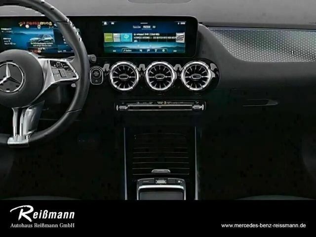 Mercedes-Benz GLA 180 Night, LED , Hands free, Panorama, AHK