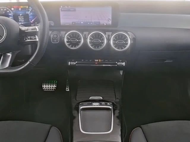 Mercedes-Benz CLA 200 AMG Line Coupé Sedan