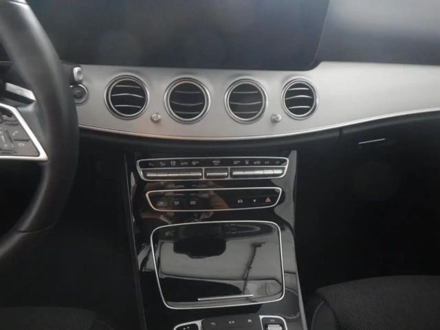 Mercedes-Benz E 300 E 300 d Sedan