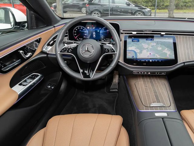 Mercedes-Benz E 300 E 300 e Sedan