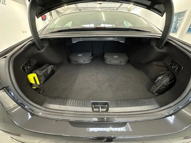 Mercedes-Benz E 300 E 300 e Sedan