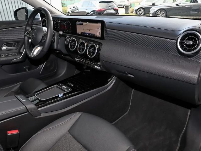 Mercedes-Benz CLA 180 KAMERA+SPURHALTE+LED+18"